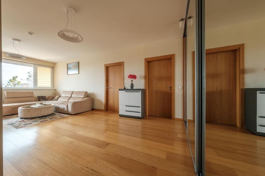 Onas apartament 2 with private parking view 2