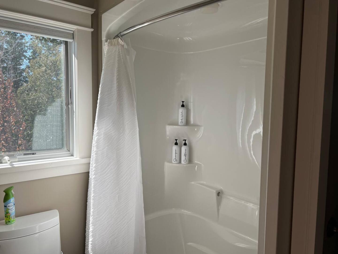 Michael's Luxury Cottage on Bruce Trail Starlink