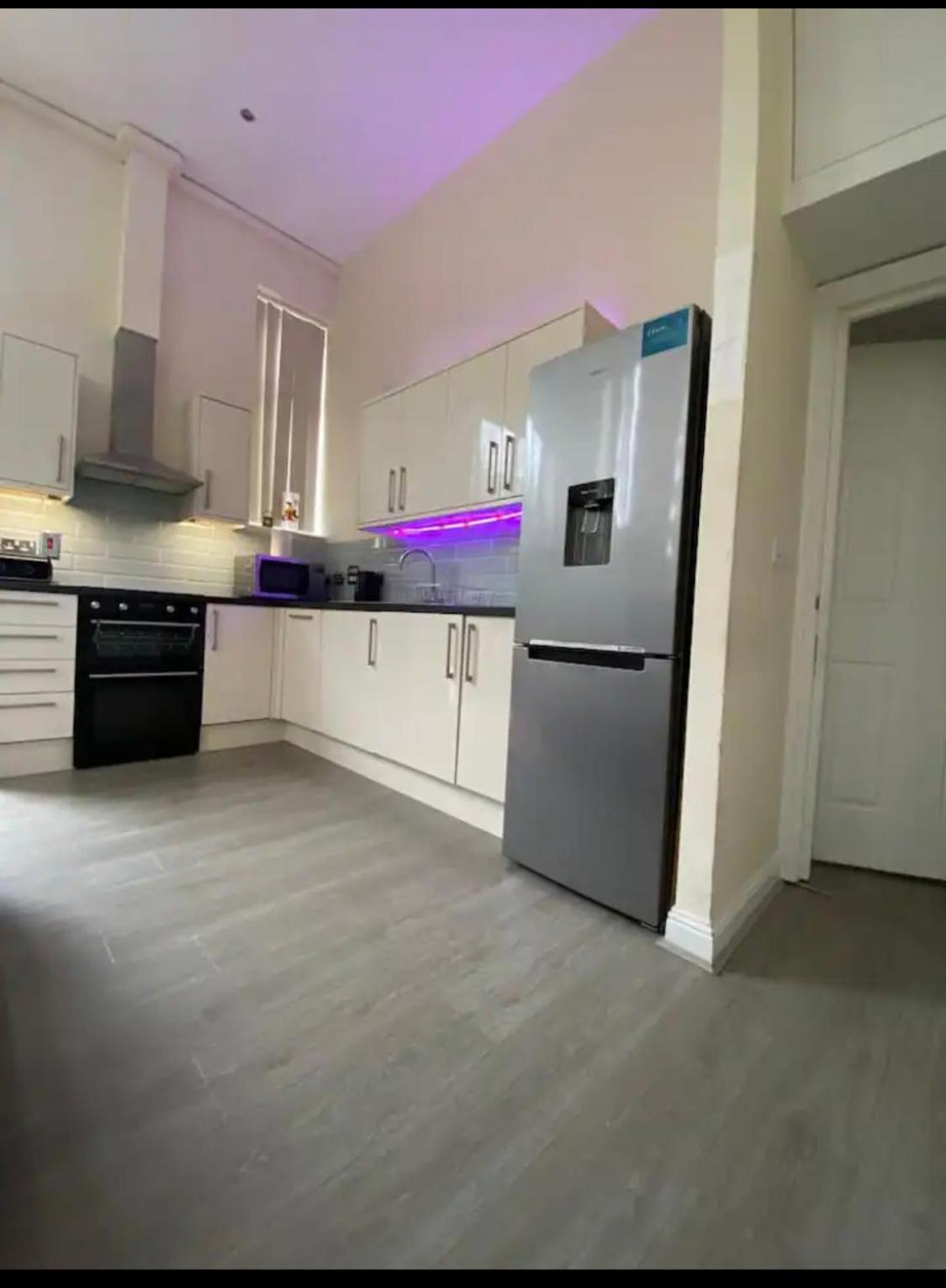 Spacious King room with Private Entrance - near Emirates and Camden and King's Cross - 5 Min to Tube view 4