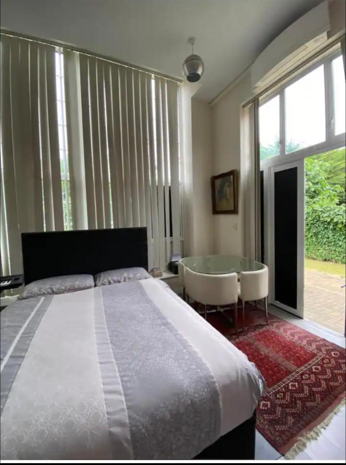 Spacious King room with Private Entrance - near Emirates and Camden and King's Cross - 5 Min to Tube view 2