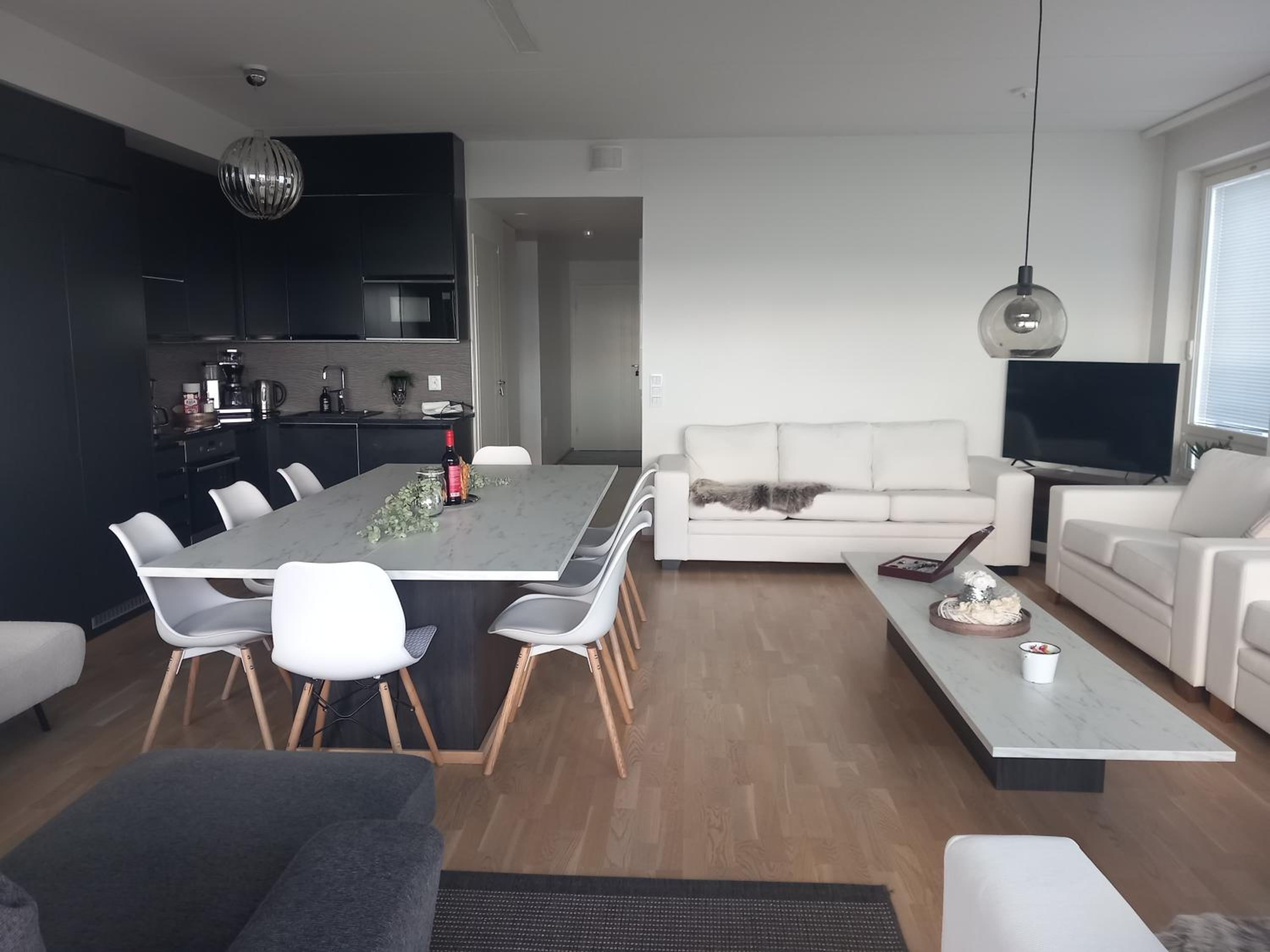 TAMPERE PENTHOUSE-tasokas moderni kaupunki huoneisto huipulla -ISO JACUZZI omalla KATTOTERASSILLA - AURINKOTUOLIT ja Aurinko odottaa Sinua - huikea maisema