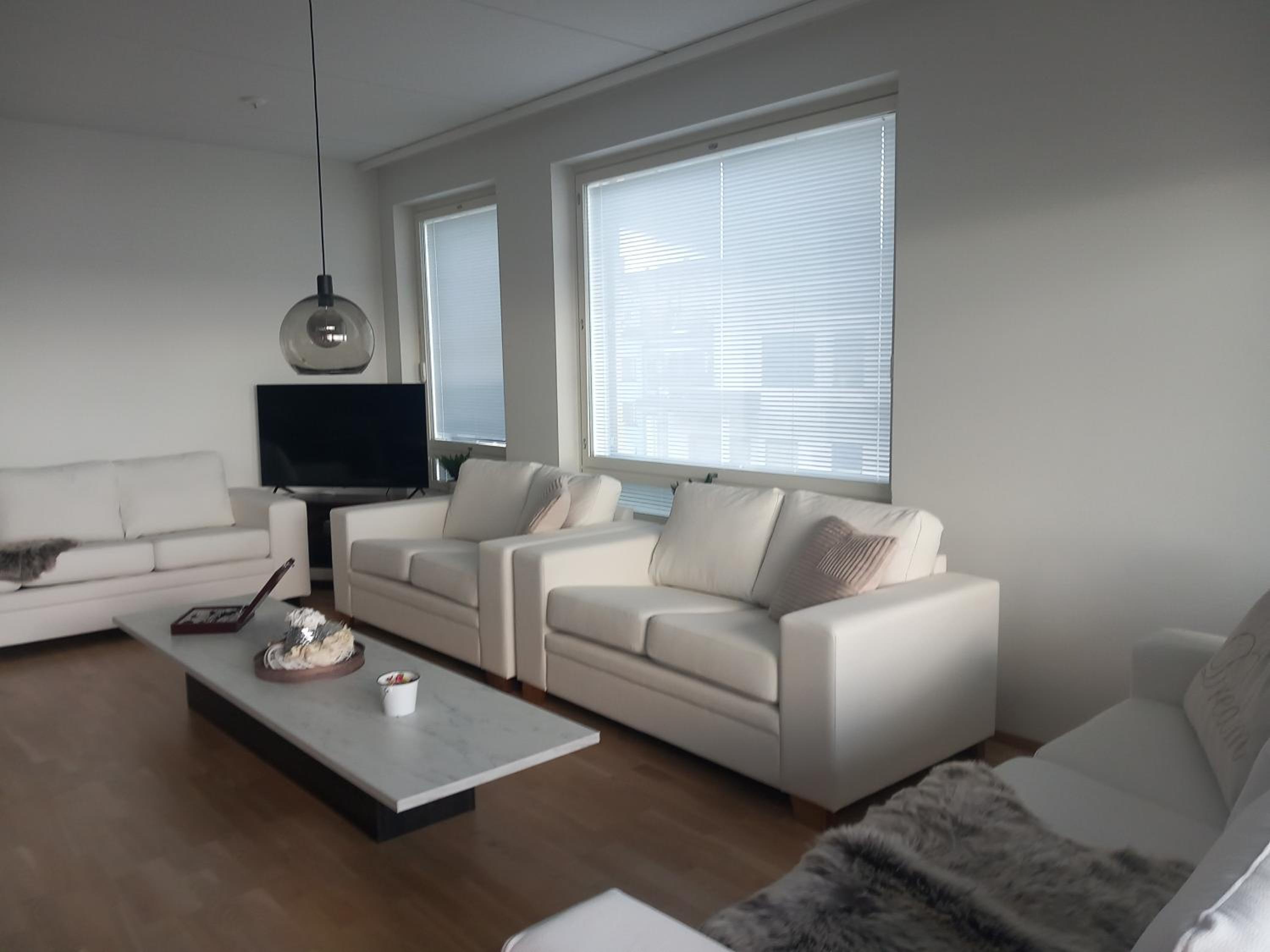 TAMPERE PENTHOUSE-tasokas moderni kaupunki huoneisto huipulla -ISO JACUZZI omalla KATTOTERASSILLA - AURINKOTUOLIT ja Aurinko odottaa Sinua - huikea maisema