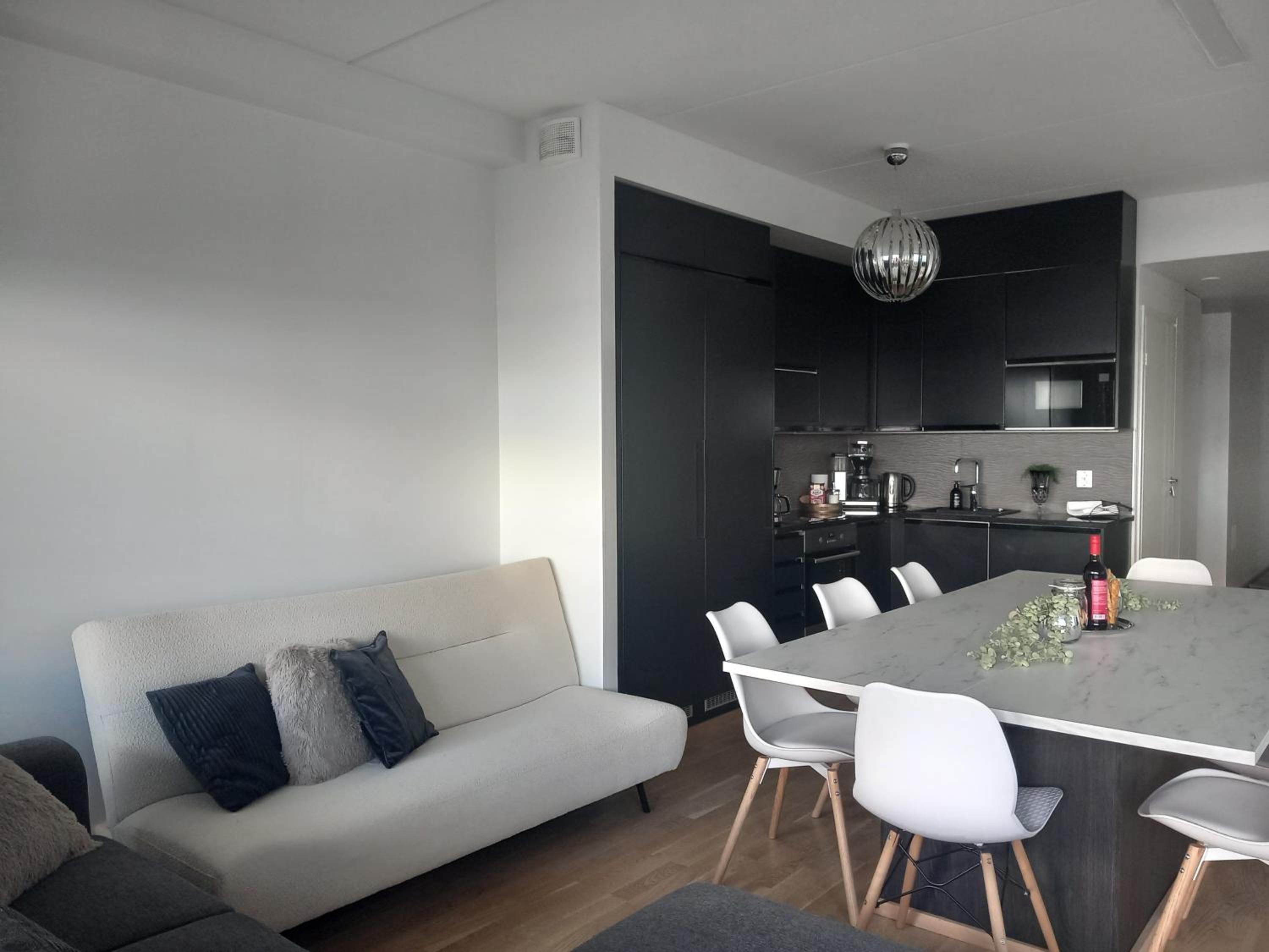 TAMPERE PENTHOUSE-tasokas moderni kaupunki huoneisto huipulla -ISO JACUZZI omalla KATTOTERASSILLA - AURINKOTUOLIT ja Aurinko odottaa Sinua - huikea maisema