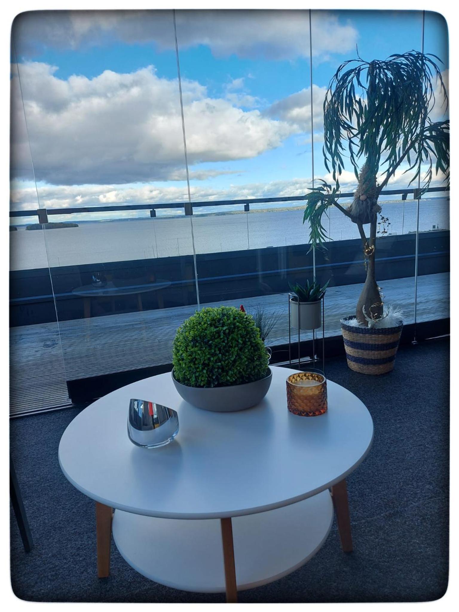 TAMPERE PENTHOUSE-tasokas moderni kaupunki huoneisto huipulla -ISO JACUZZI omalla KATTOTERASSILLA - AURINKOTUOLIT ja Aurinko odottaa Sinua - huikea maisema