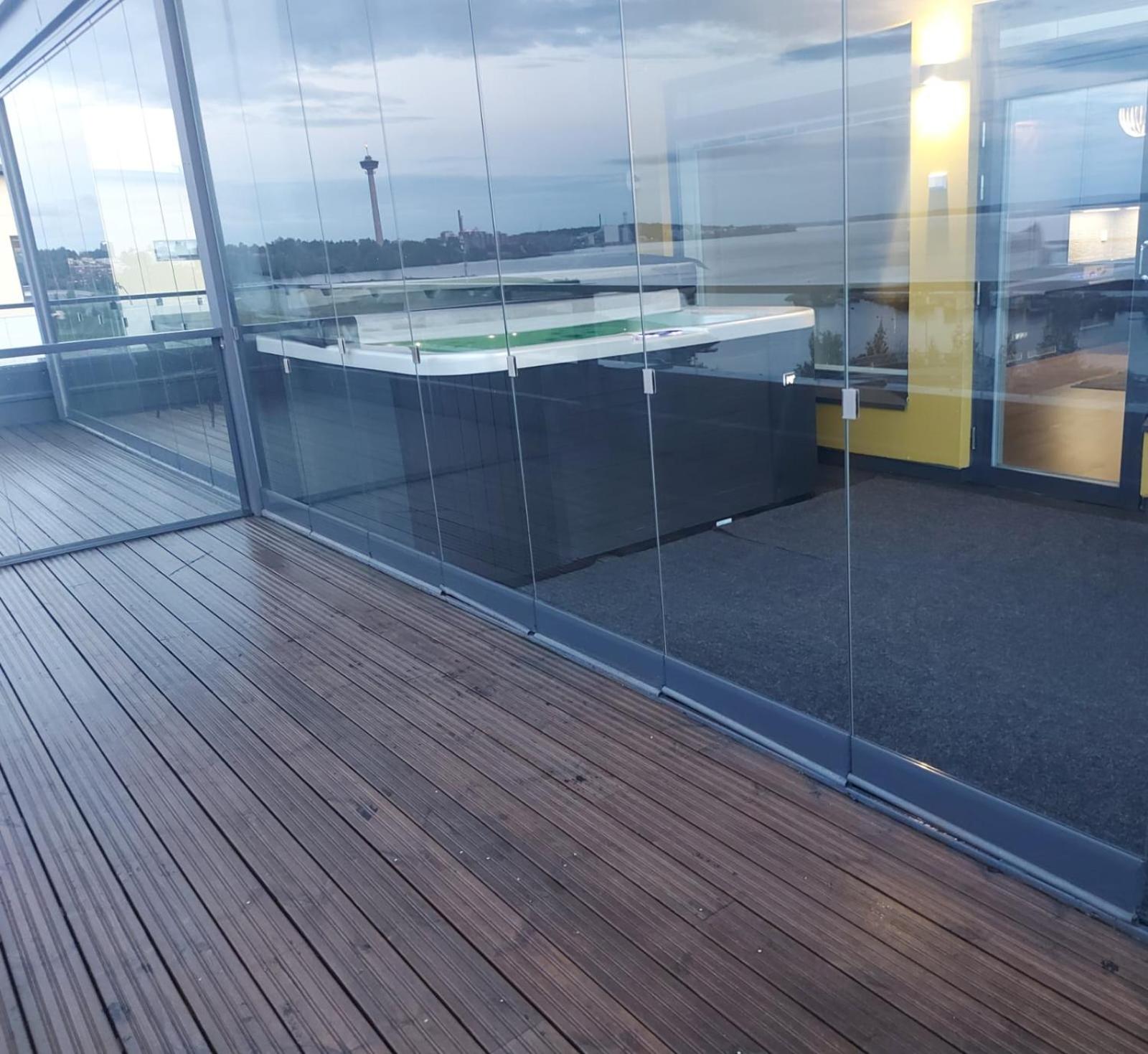 TAMPERE PENTHOUSE-tasokas moderni kaupunki huoneisto huipulla -ISO JACUZZI omalla KATTOTERASSILLA - AURINKOTUOLIT ja Aurinko odottaa Sinua - huikea maisema