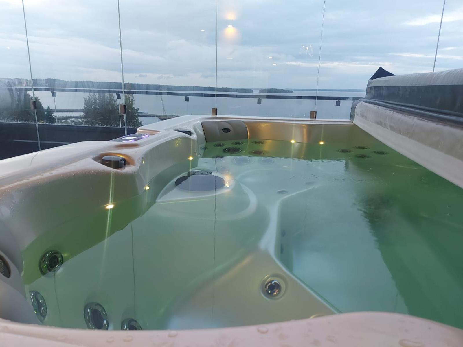 TAMPERE PENTHOUSE-tasokas moderni kaupunki huoneisto huipulla -ISO JACUZZI omalla KATTOTERASSILLA - AURINKOTUOLIT ja Aurinko odottaa Sinua - huikea maisema