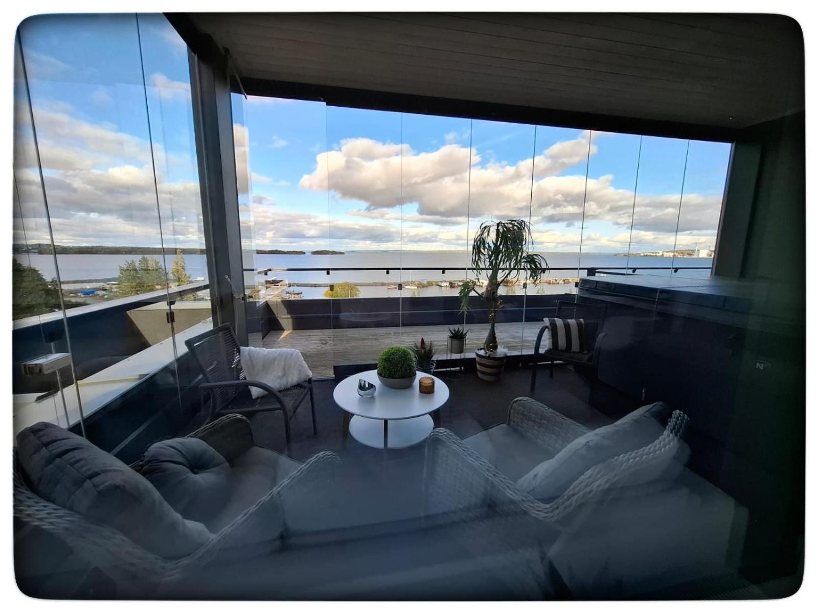 TAMPERE PENTHOUSE-tasokas moderni kaupunki huoneisto huipulla -ISO JACUZZI omalla KATTOTERASSILLA - AURINKOTUOLIT ja Aurinko odottaa Sinua - huikea maisema