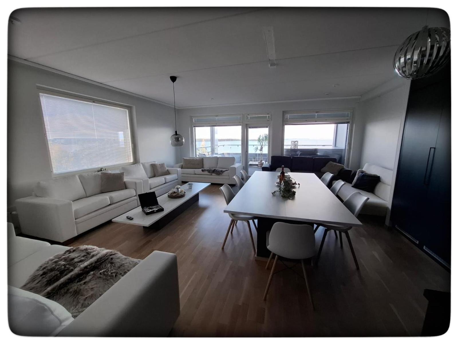 TAMPERE PENTHOUSE-tasokas moderni kaupunki huoneisto huipulla -ISO JACUZZI omalla KATTOTERASSILLA - AURINKOTUOLIT ja Aurinko odottaa Sinua - huikea maisema