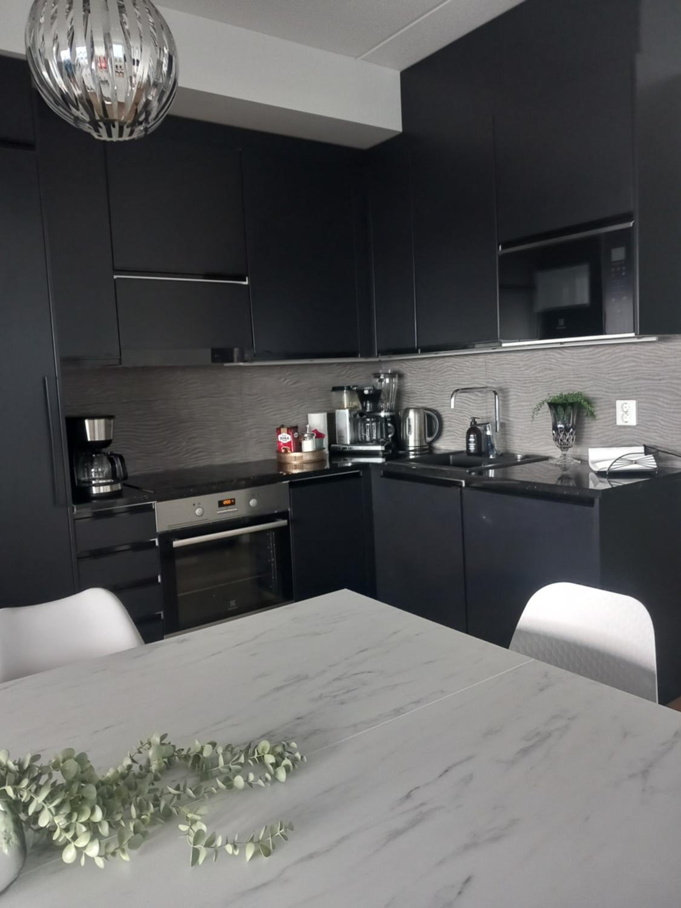 TAMPERE PENTHOUSE-tasokas moderni kaupunki huoneisto huipulla -ISO JACUZZI omalla KATTOTERASSILLA - AURINKOTUOLIT ja Aurinko odottaa Sinua - huikea maisema