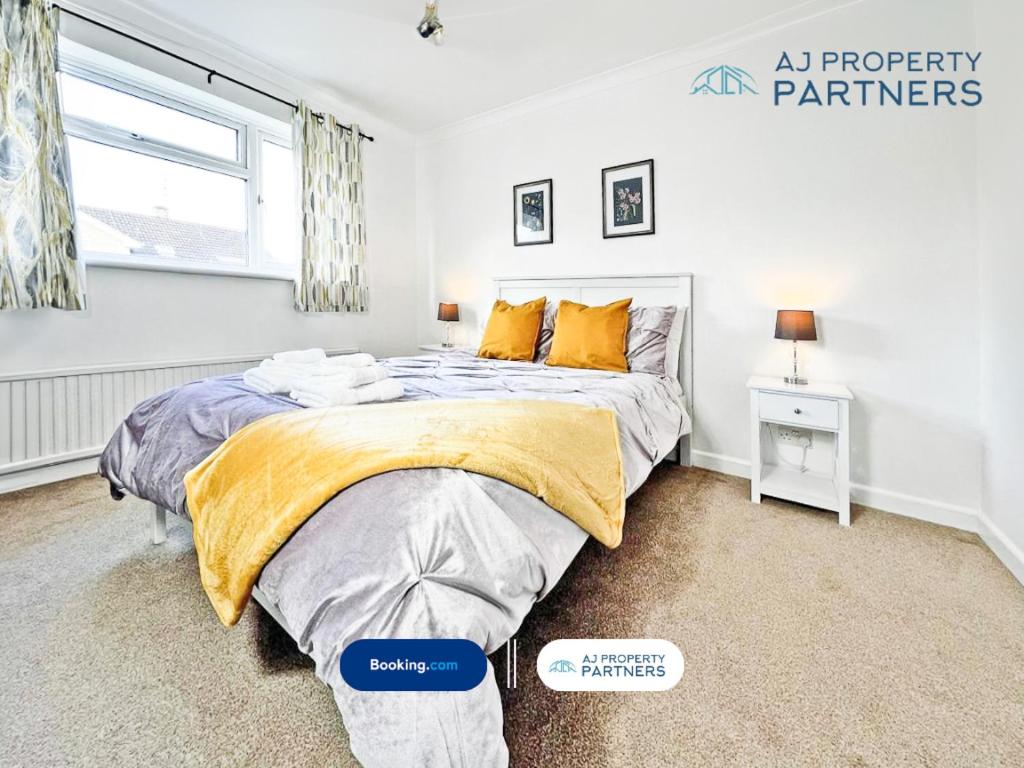 Premium Deal l Hill View Home l Last-Minute Offer l Cheltenham l AJ Properties l Perfect for Short or Long Stays l 4Beds 4Bedrooms view 2