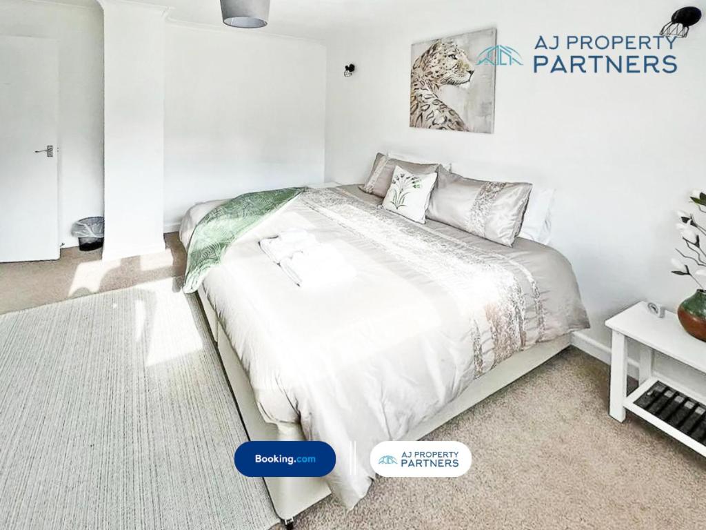 Premium Deal l Hill View Home l Last-Minute Offer l Cheltenham l AJ Properties l Perfect for Short or Long Stays l 4Beds 4Bedrooms view 3