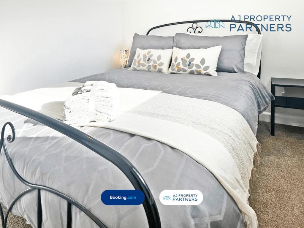 Premium Deal l Hill View Home l Last-Minute Offer l Cheltenham l AJ Properties l Perfect for Short or Long Stays l 4Beds 4Bedrooms view 4