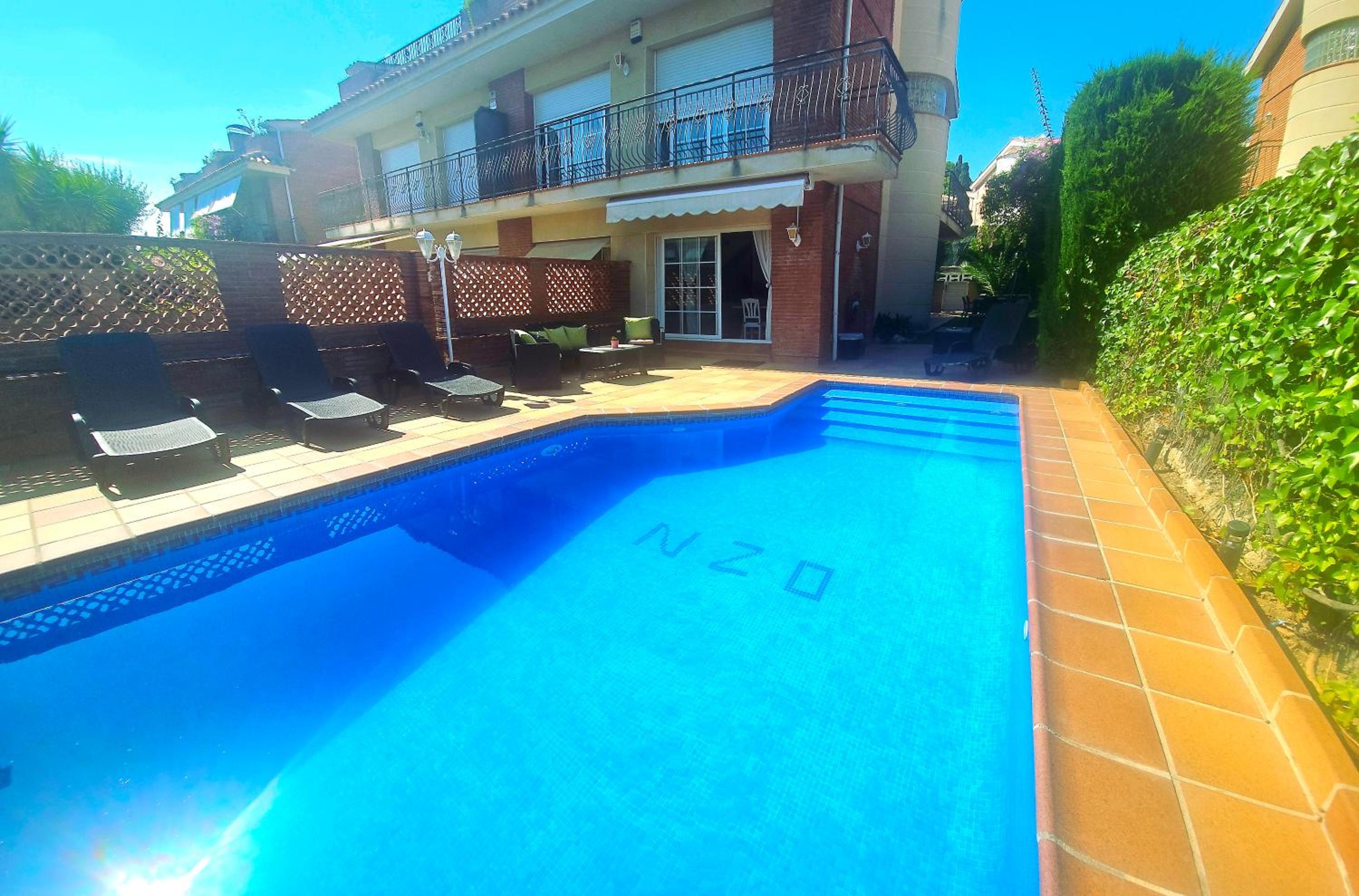 Casa con piscina en costa Barcelona