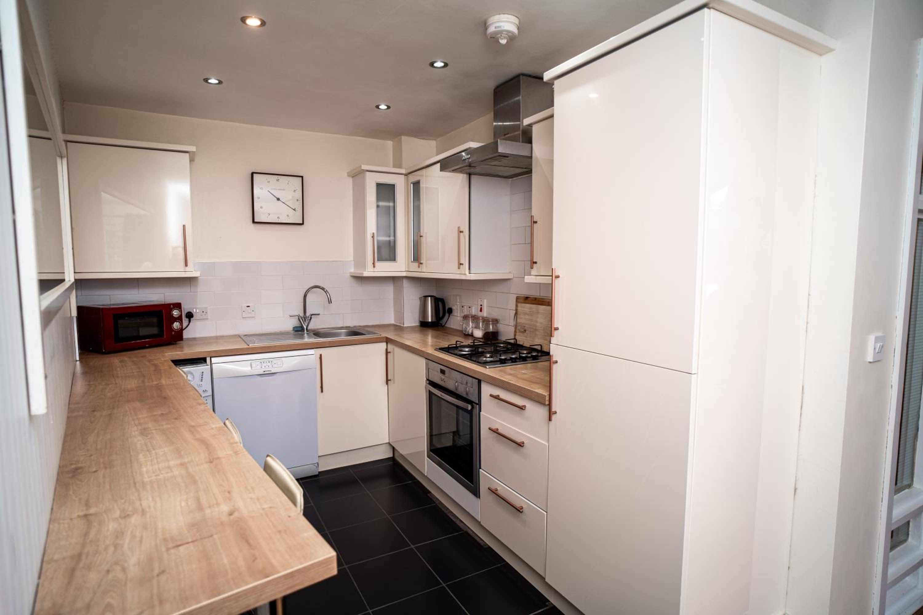Central Apartment in Belfast City Centre view 5
