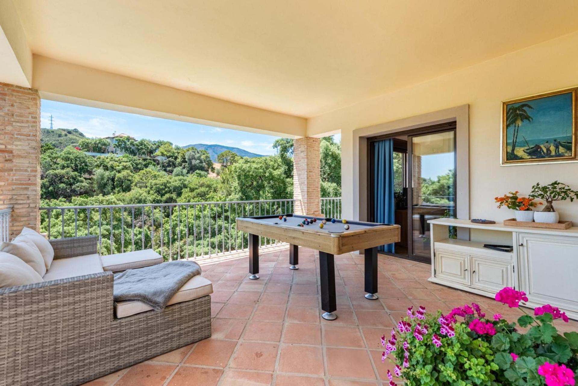 Luxury Villa - Sleeps up to 8 & Infinity Pool