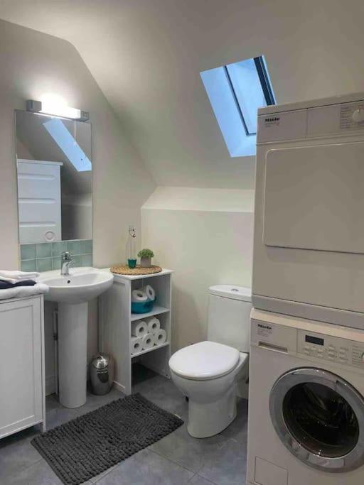 Large town centre apartment with parking view 4