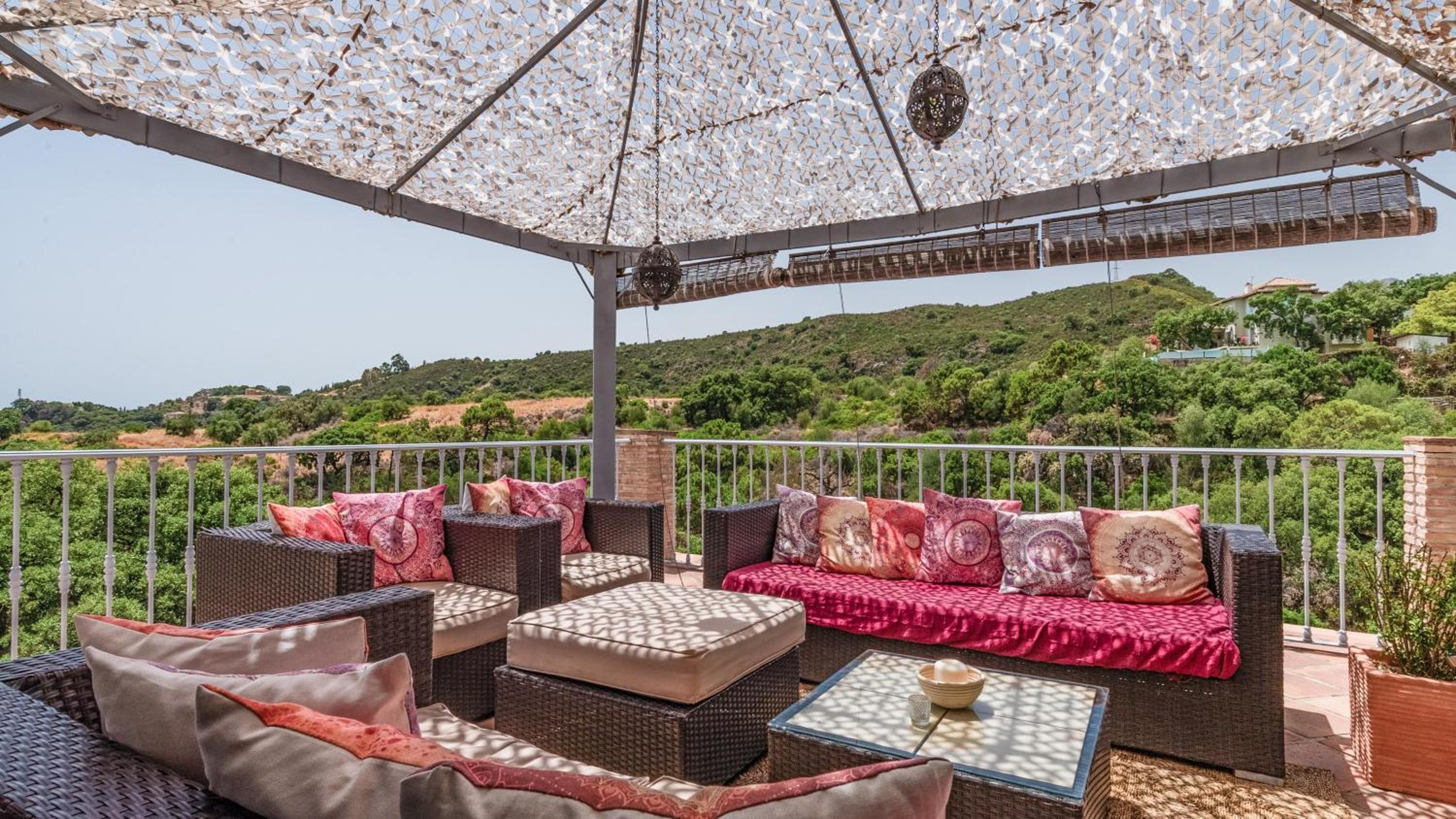 Luxury Villa - Sleeps up to 8 & Infinity Pool