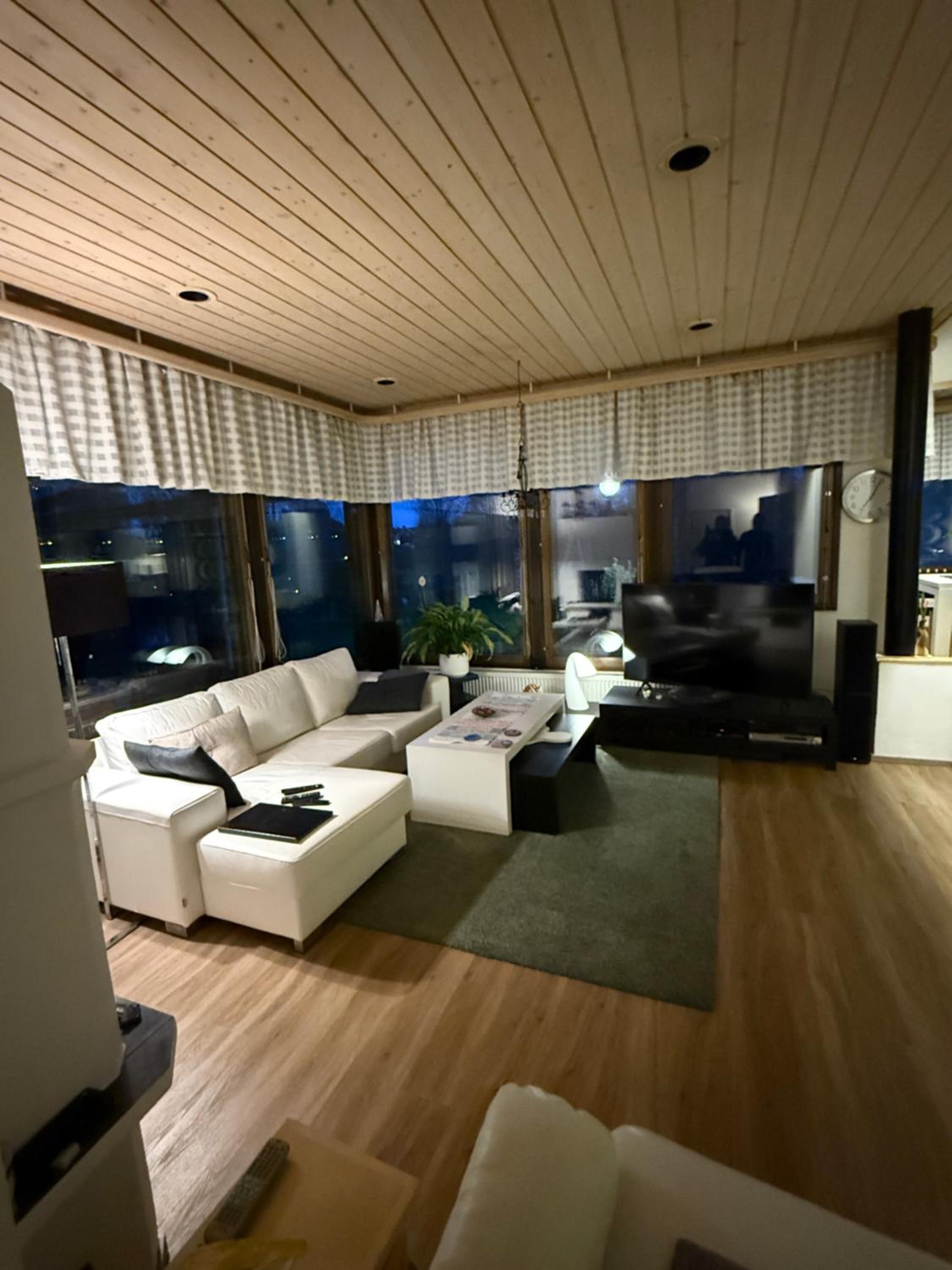 Riverside Villa Aurora
