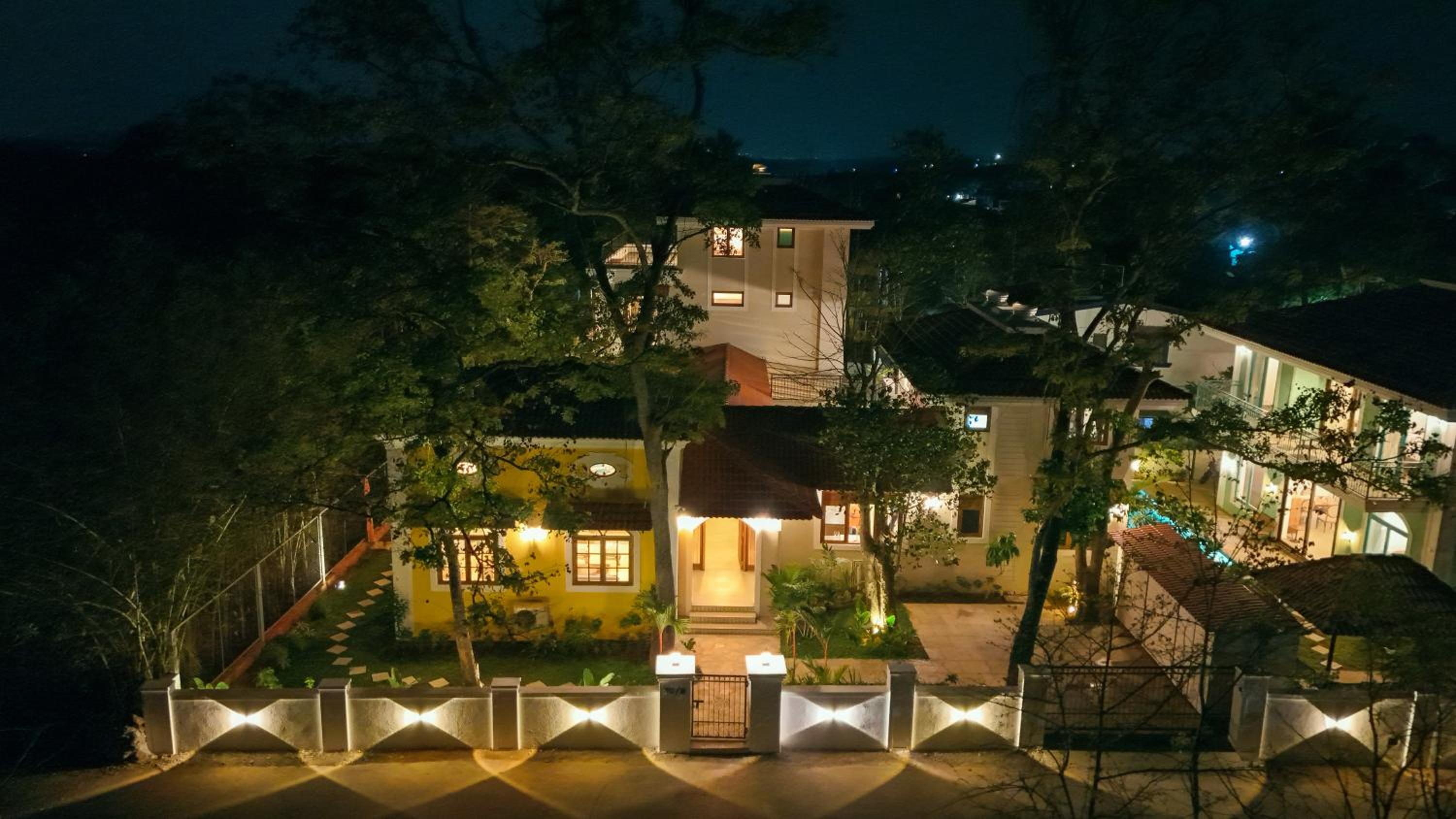 ELIVAAS 4 BHK with Pvt Pool & Media Room - Amahoro view 2