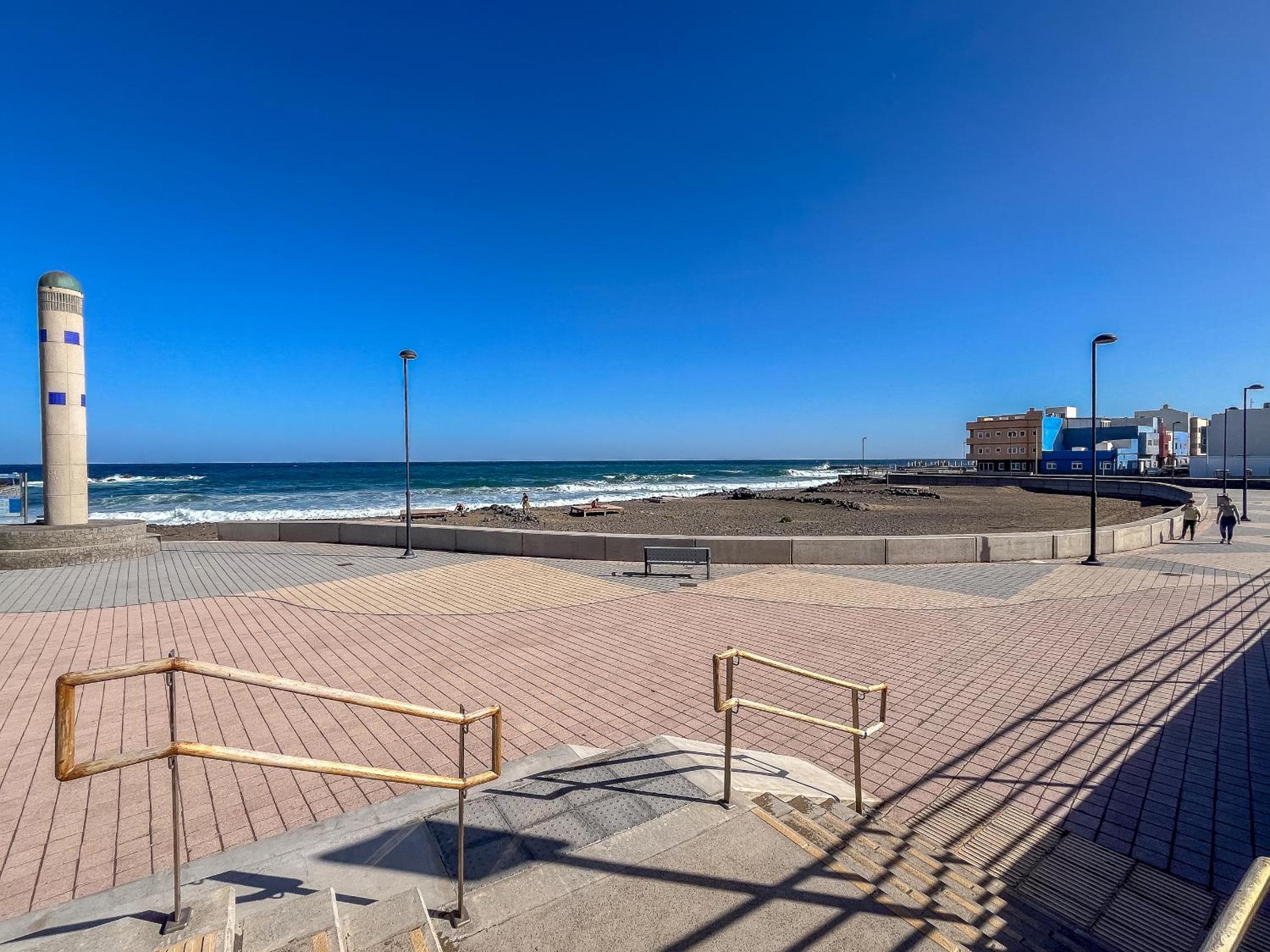 Playa del El Burrero vista al mar Lightbooking