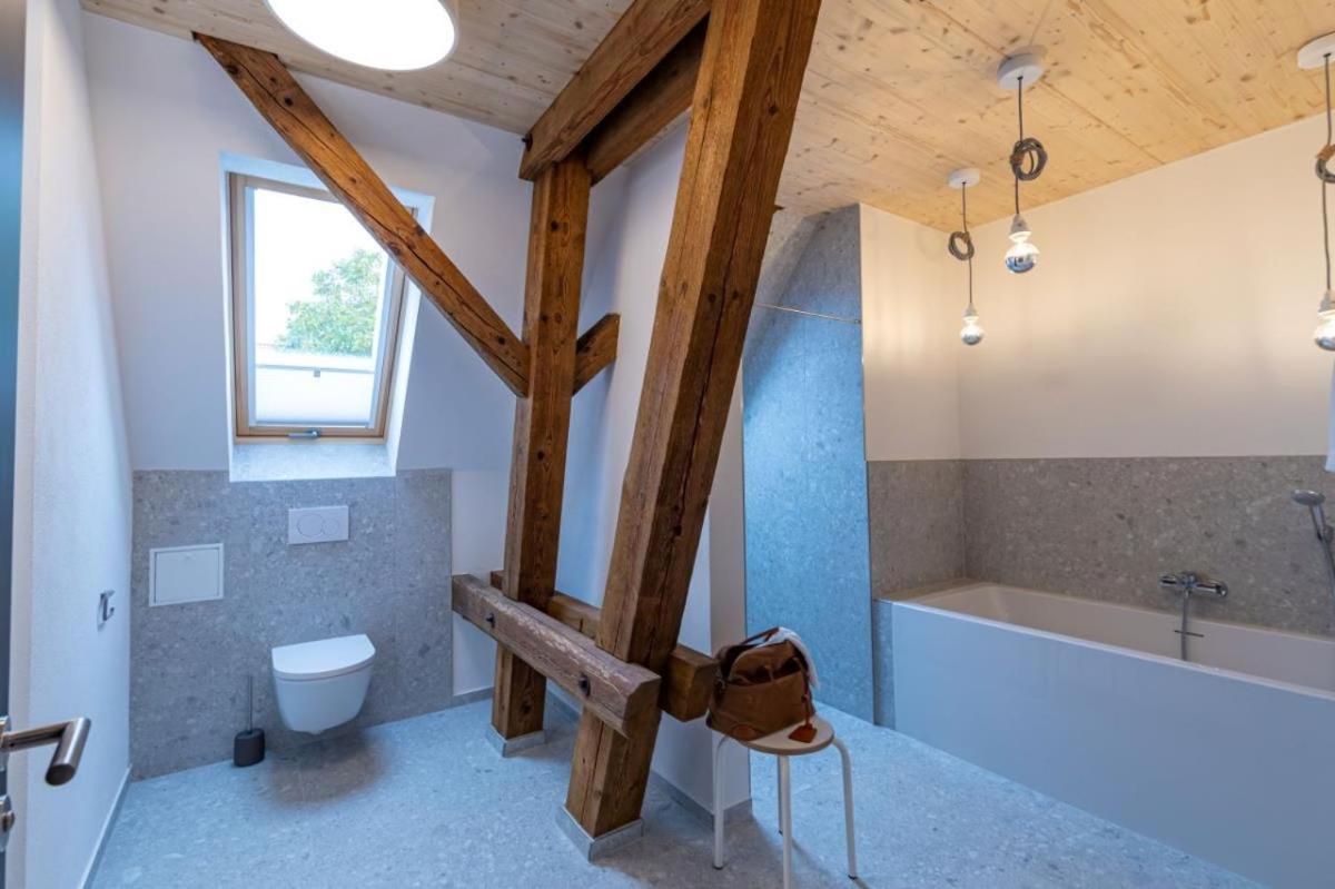 Landurlaub mit neugierigen Blicken in den Pferdestall, eingezäuntem Garten, Kamin und Sauna