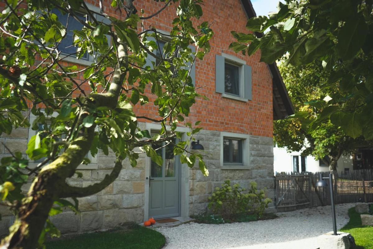 Landurlaub mit neugierigen Blicken in den Pferdestall, eingezäuntem Garten, Kamin und Sauna