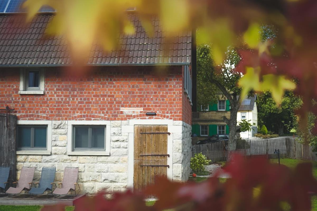 Landurlaub mit neugierigen Blicken in den Pferdestall, eingezäuntem Garten, Kamin und Sauna