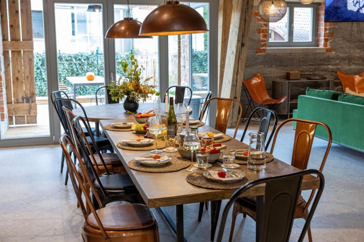 Landurlaub mit neugierigen Blicken in den Pferdestall, eingezäuntem Garten, Kamin und Sauna