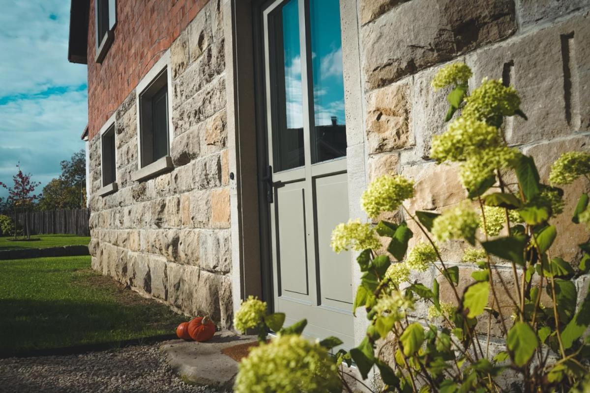 Landurlaub mit neugierigen Blicken in den Pferdestall, eingezäuntem Garten, Kamin und Sauna