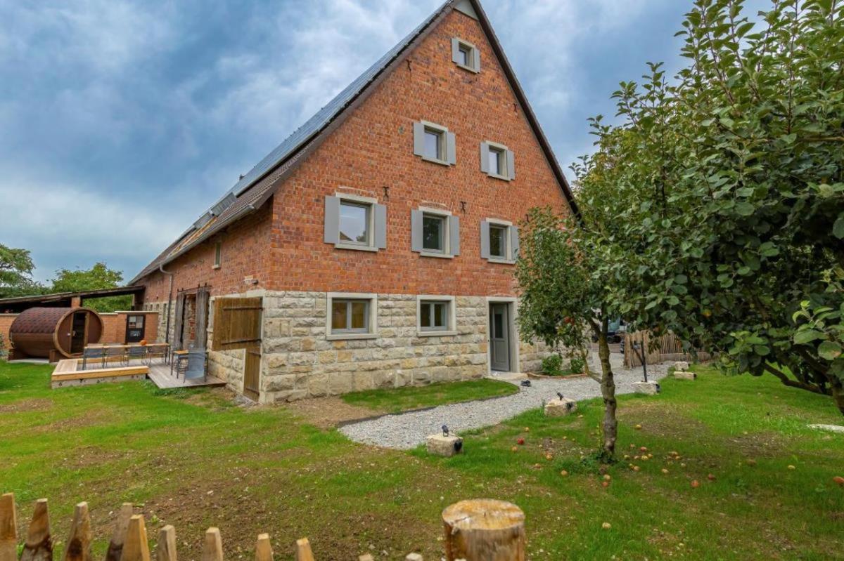 Landurlaub mit neugierigen Blicken in den Pferdestall, eingezäuntem Garten, Kamin und Sauna