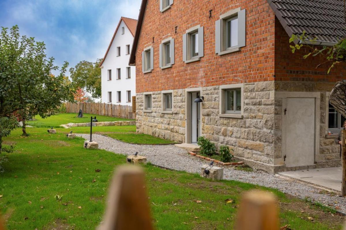 Landurlaub mit neugierigen Blicken in den Pferdestall, eingezäuntem Garten, Kamin und Sauna