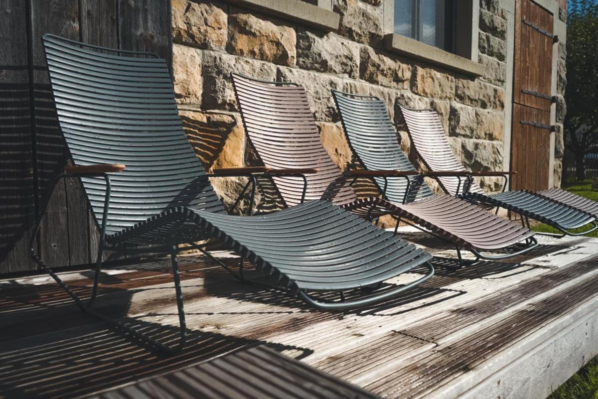 Landurlaub mit neugierigen Blicken in den Pferdestall, eingezäuntem Garten, Kamin und Sauna