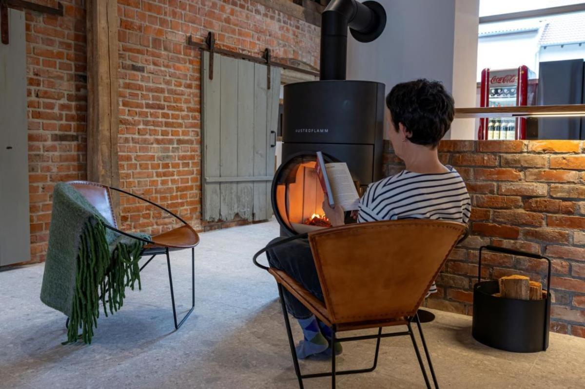 Landurlaub mit neugierigen Blicken in den Pferdestall, eingezäuntem Garten, Kamin und Sauna