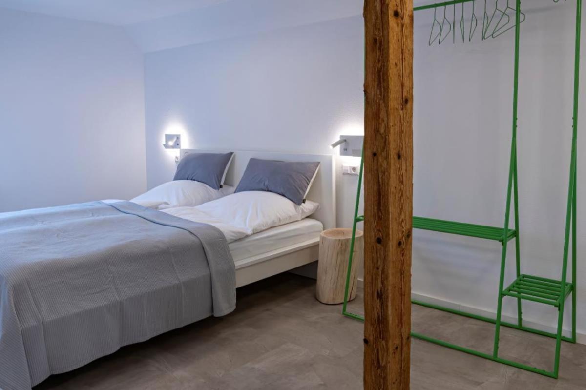 Landurlaub mit neugierigen Blicken in den Pferdestall, eingezäuntem Garten, Kamin und Sauna