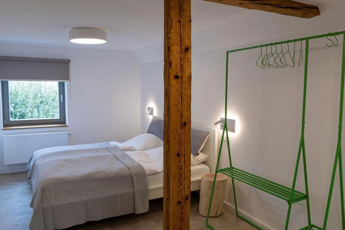 Landurlaub mit neugierigen Blicken in den Pferdestall, eingezäuntem Garten, Kamin und Sauna