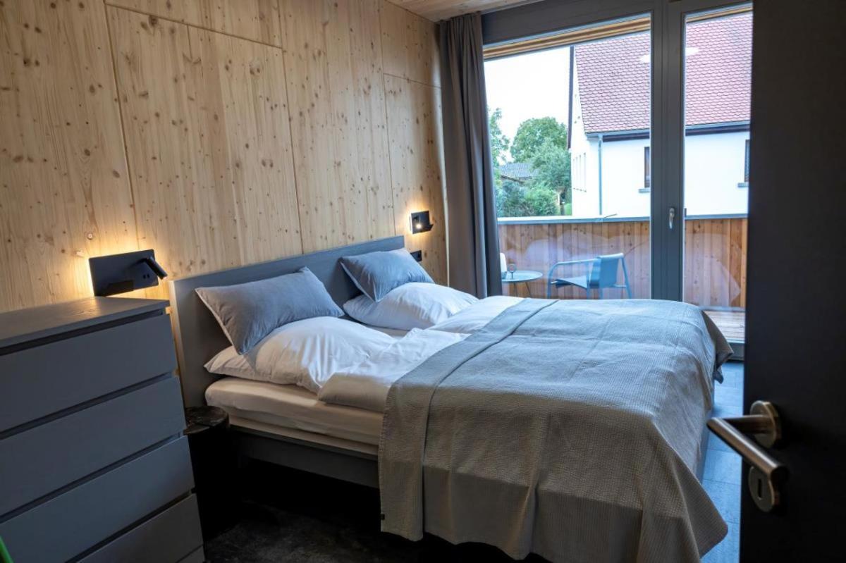 Landurlaub mit neugierigen Blicken in den Pferdestall, eingezäuntem Garten, Kamin und Sauna