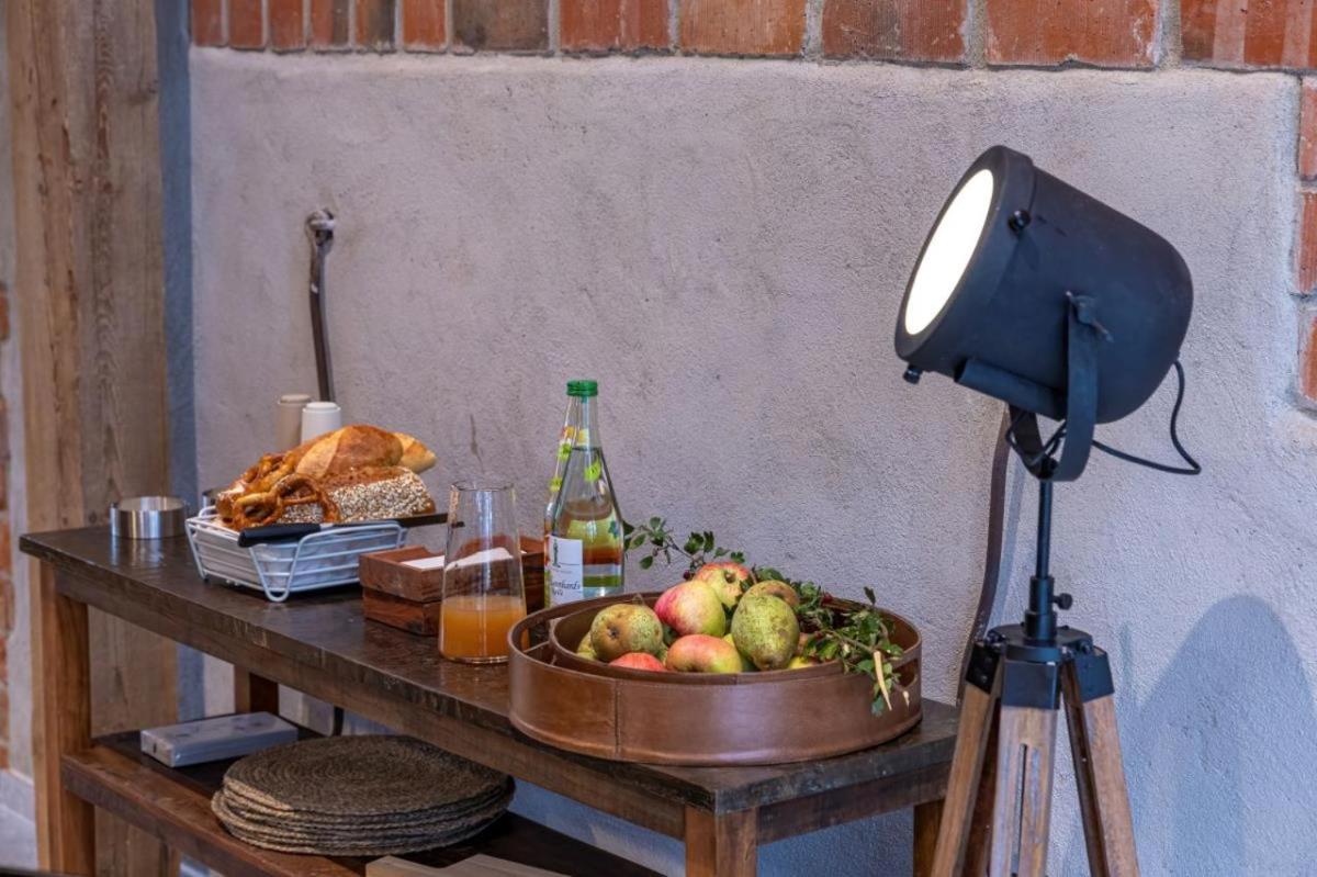 Landurlaub mit neugierigen Blicken in den Pferdestall, eingezäuntem Garten, Kamin und Sauna