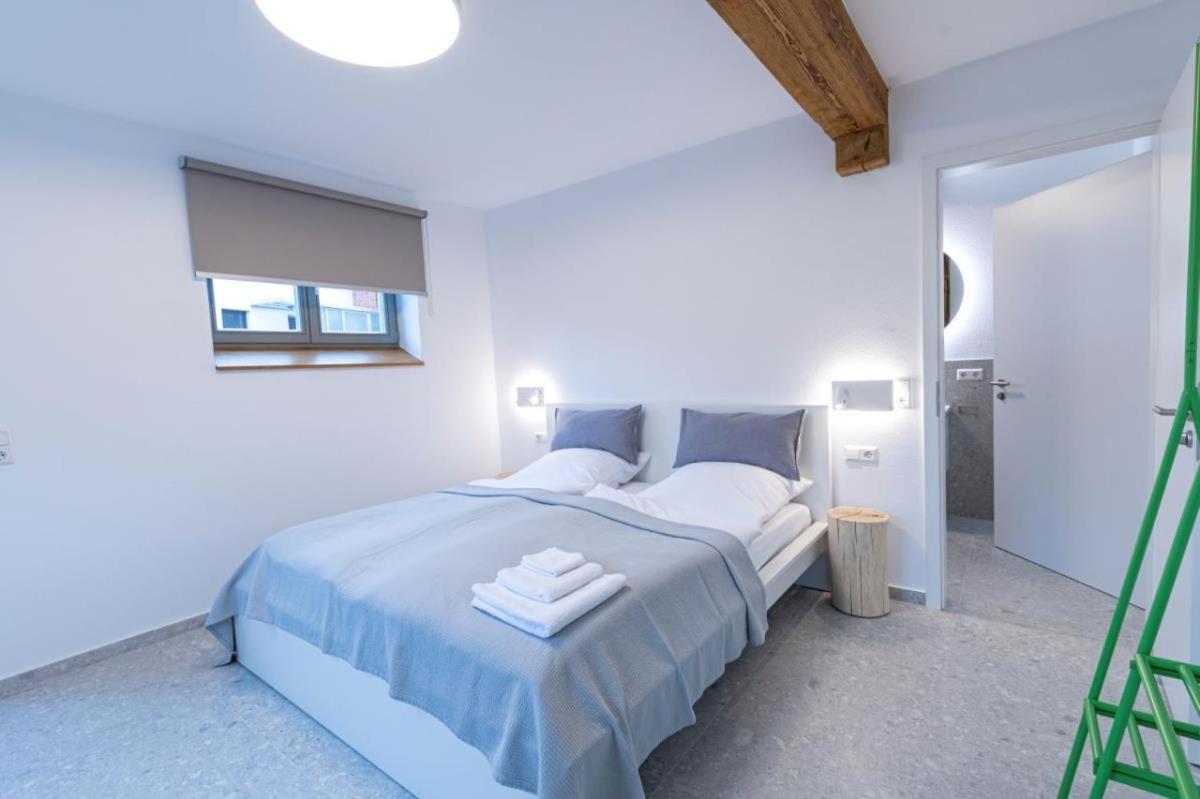 Landurlaub mit neugierigen Blicken in den Pferdestall, eingezäuntem Garten, Kamin und Sauna