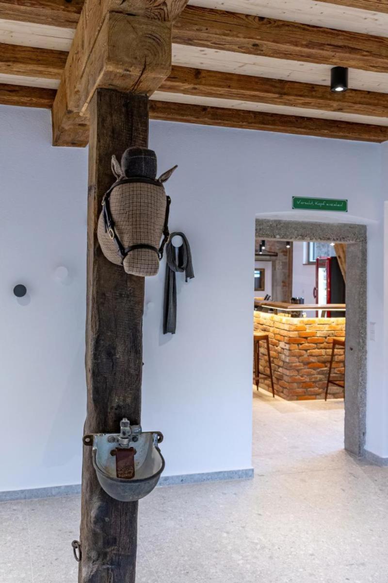 Landurlaub mit neugierigen Blicken in den Pferdestall, eingezäuntem Garten, Kamin und Sauna