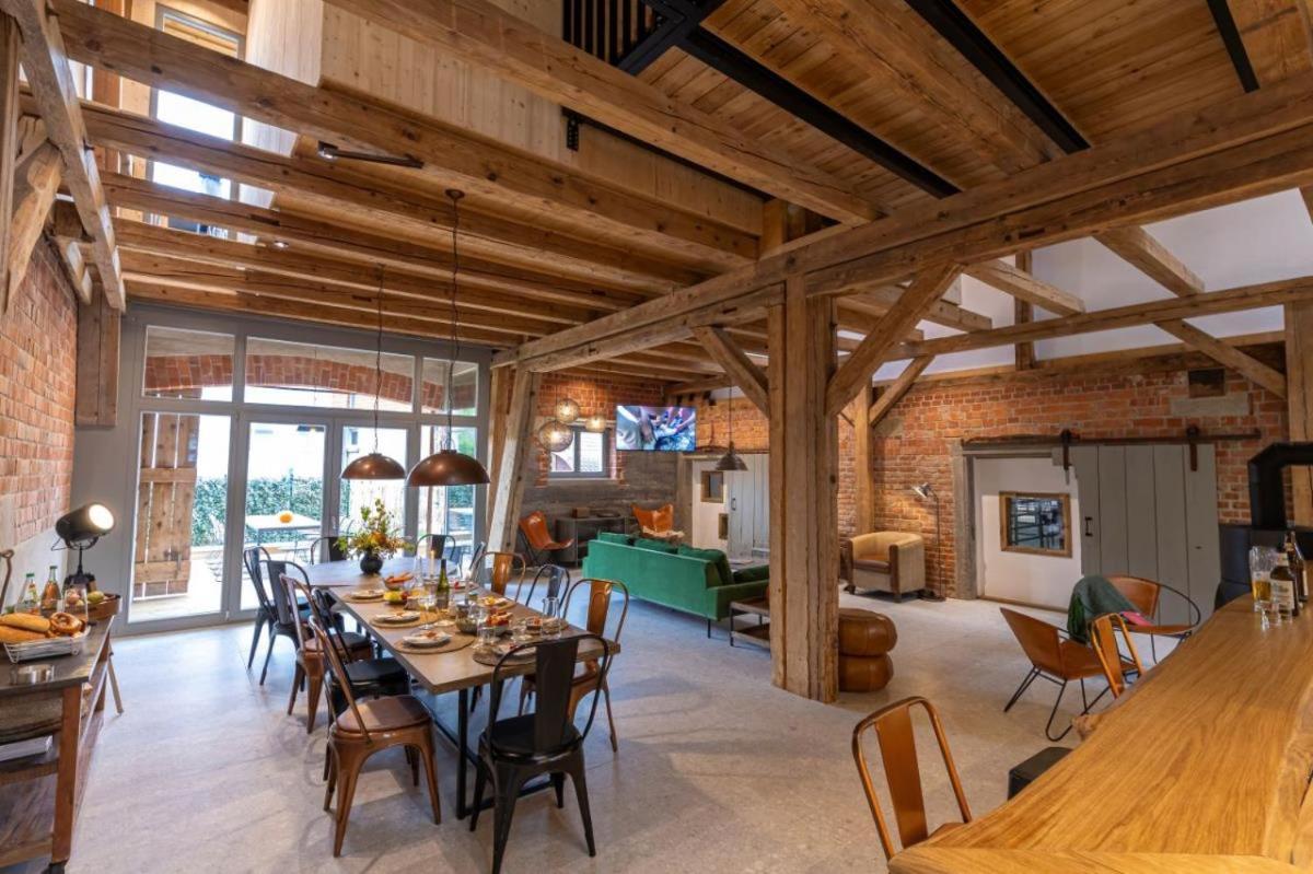 Landurlaub mit neugierigen Blicken in den Pferdestall, eingezäuntem Garten, Kamin und Sauna