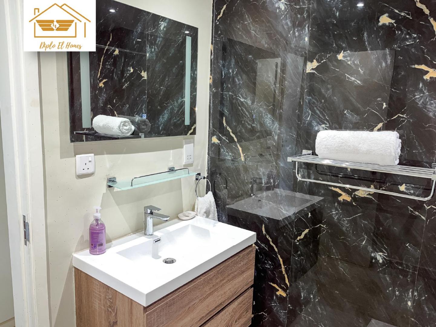 Elegant 1 bedroom in Riverside Square view 4