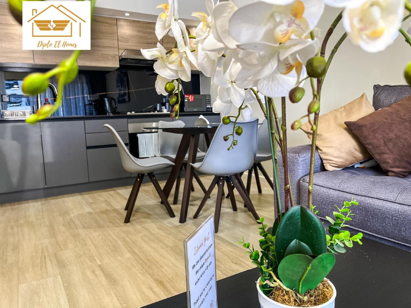 Elegant 1 bedroom in Riverside Square view 5
