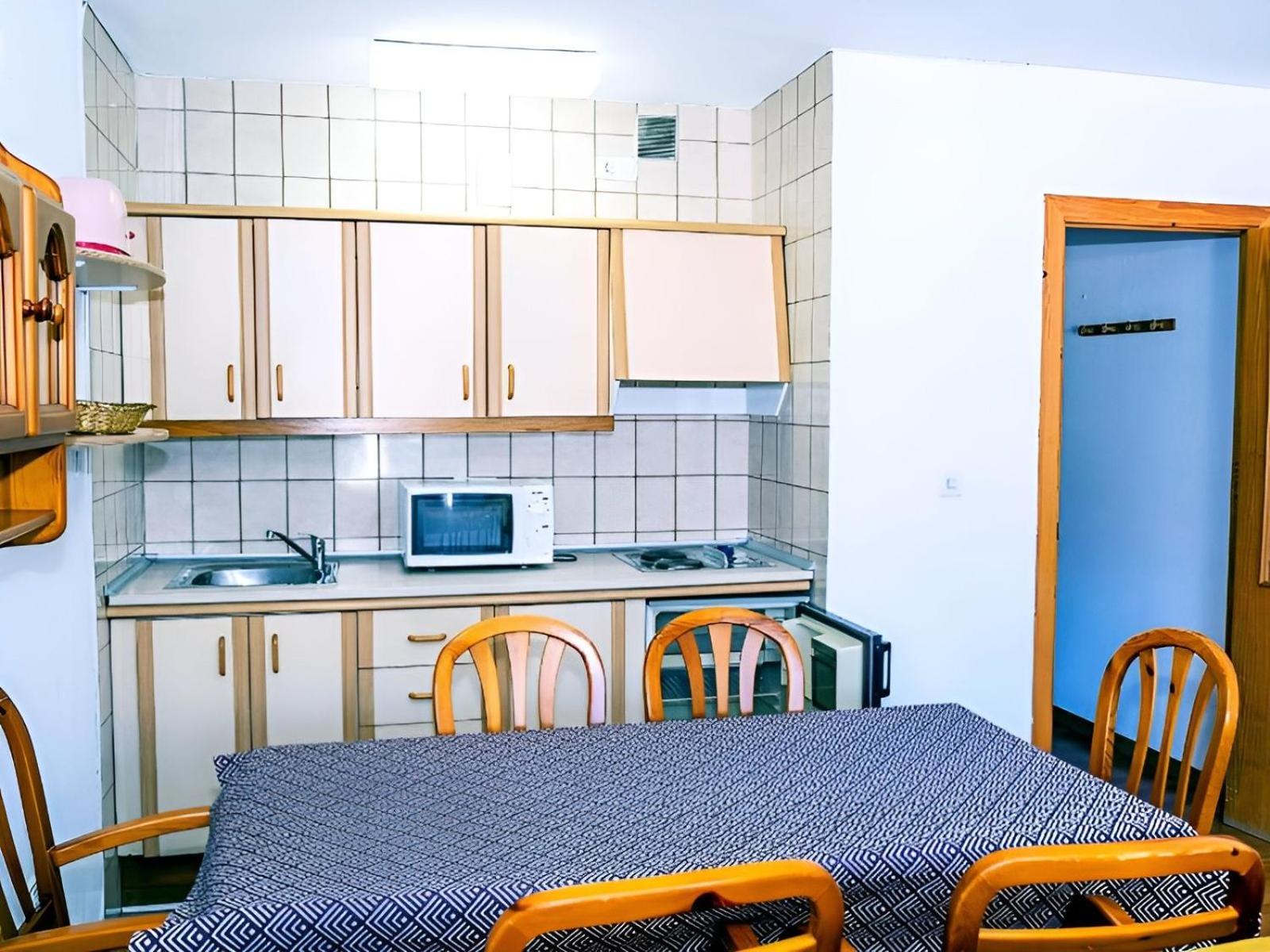 Apartamento en Zona Baja con Terraza Garaje Opcional y Descuentos en Acceso a Pistas y Material de Esquí view 2