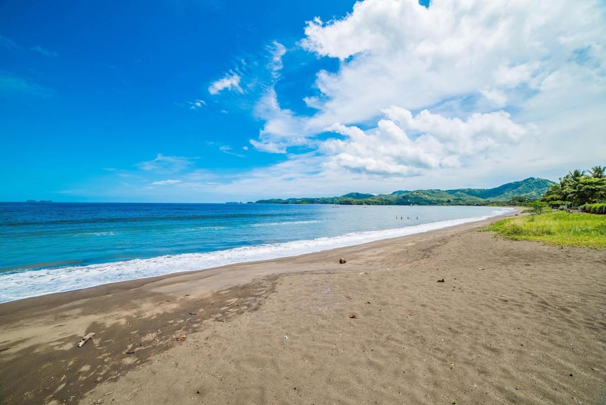 Lush Jungle Paradise - Walk to Beach