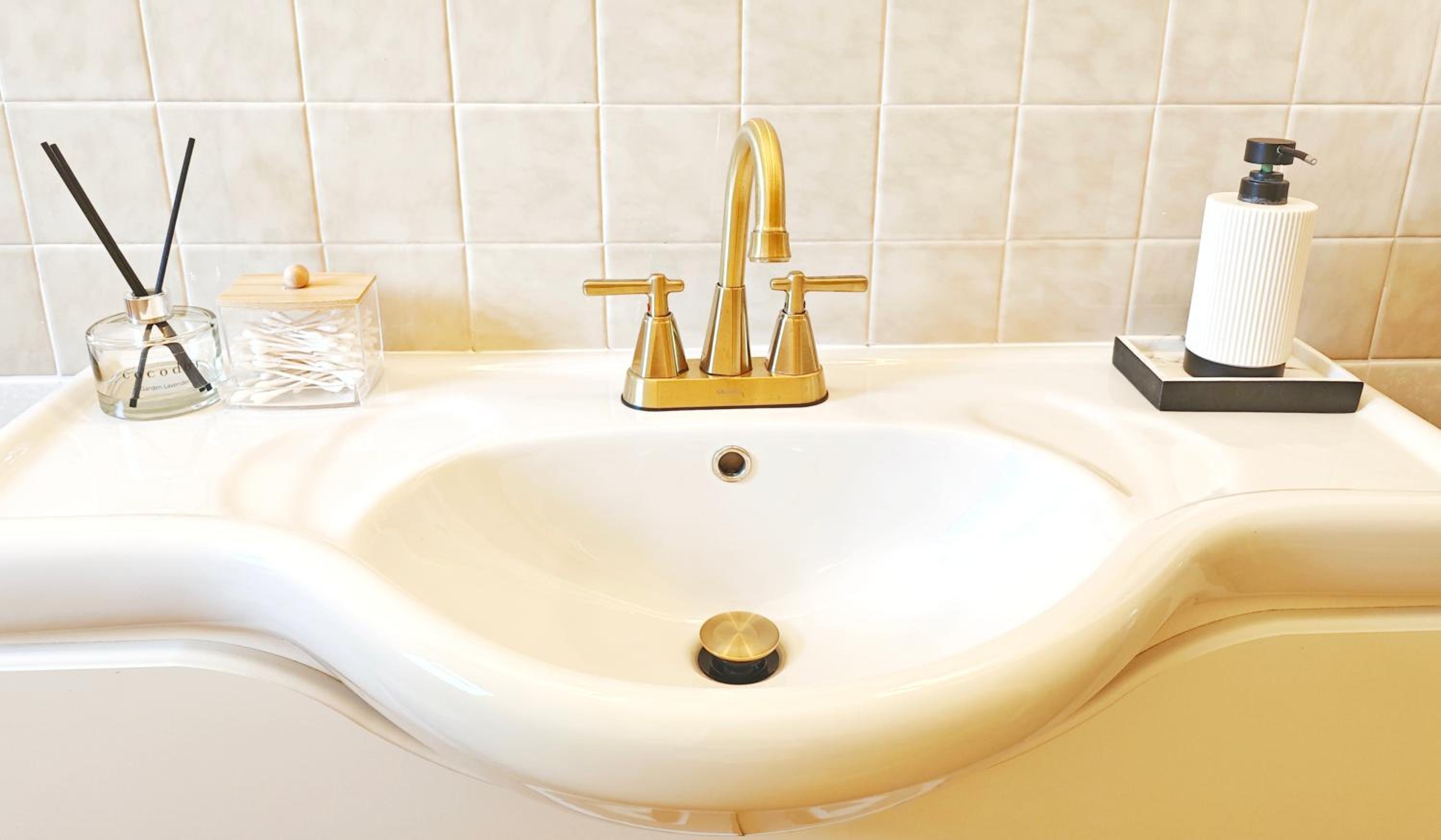 Vintage Spacious Bungalow - Walk to Lake - Property Image 13