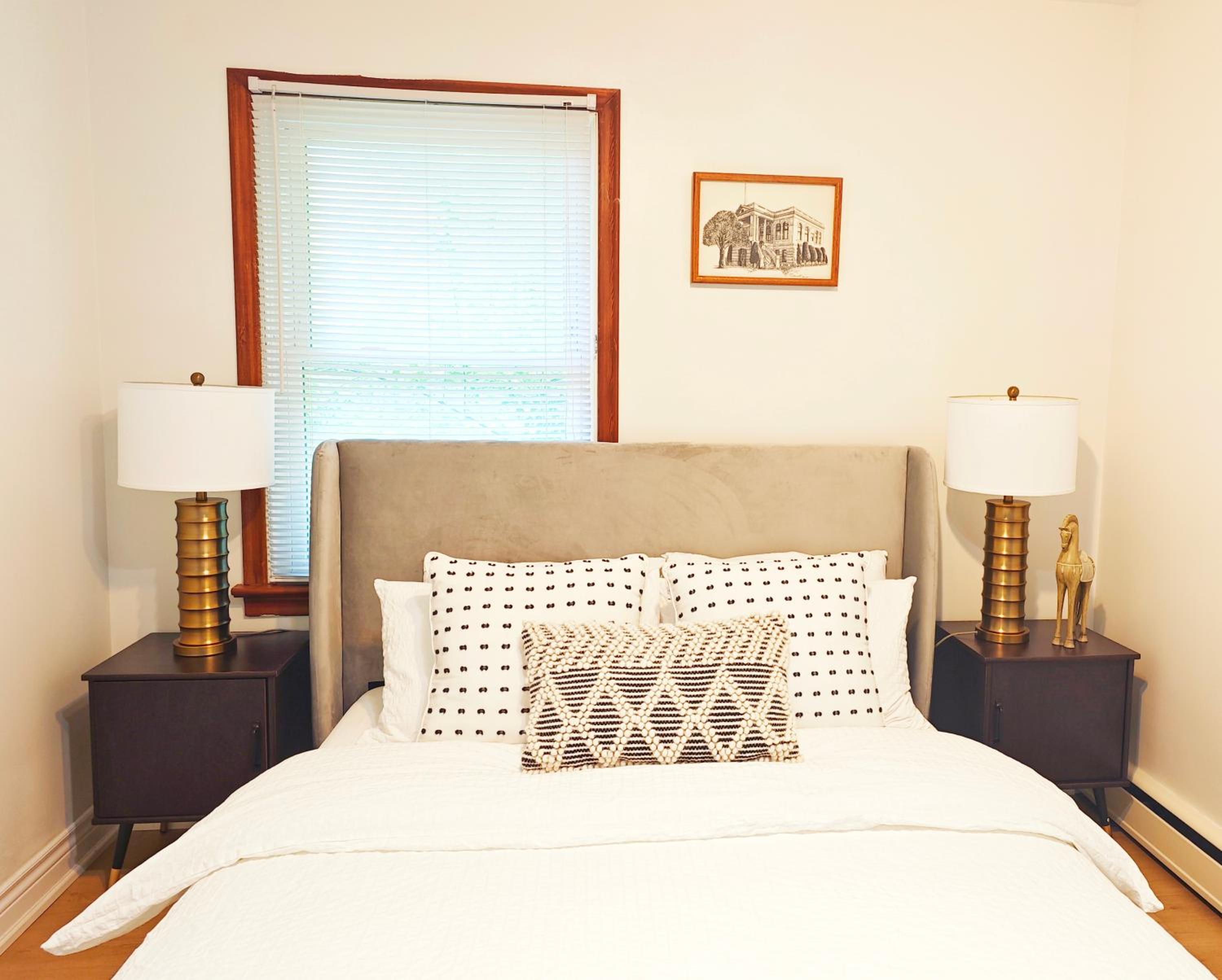 Vintage Spacious Bungalow - Walk to Lake - Property Image 16