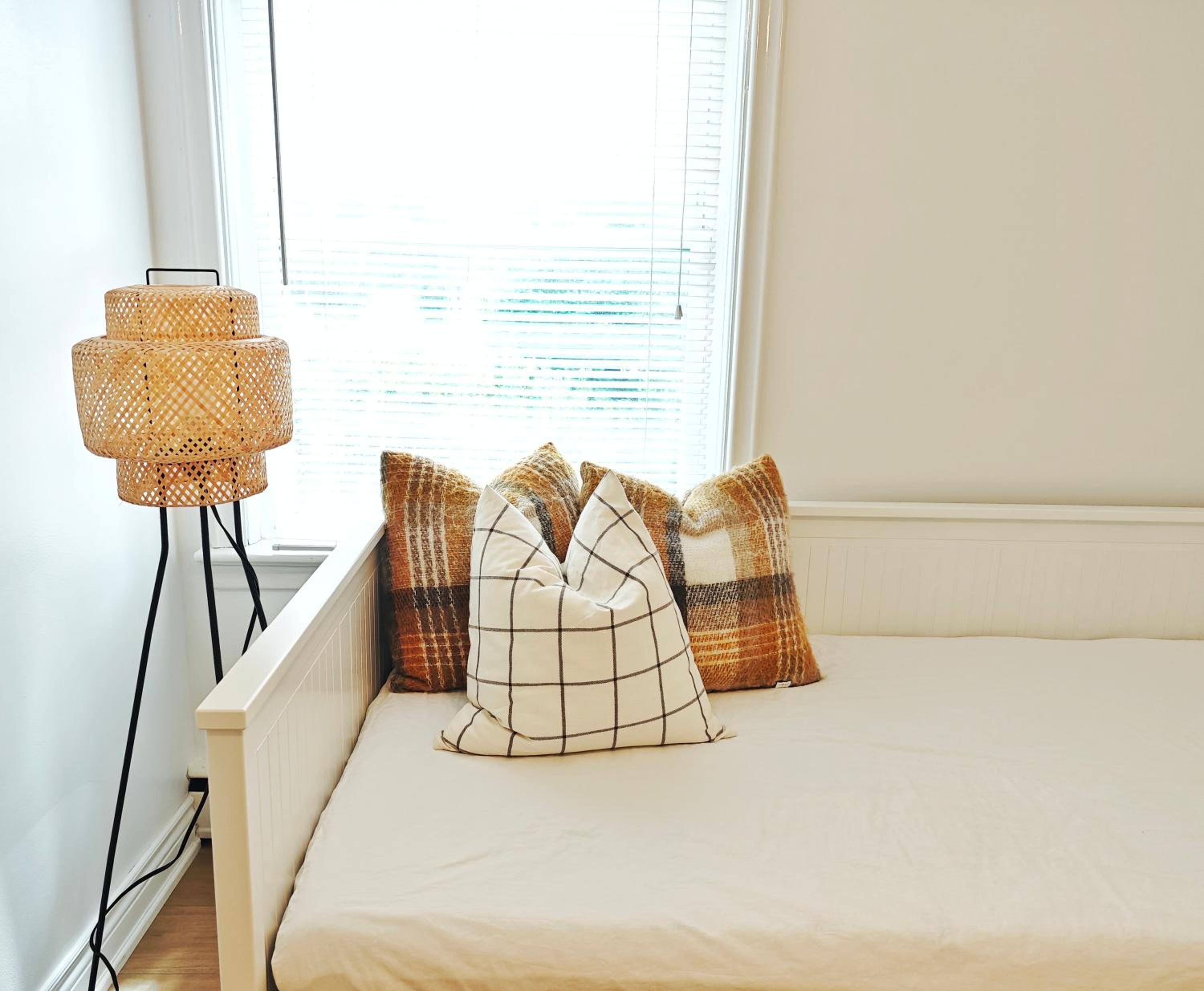 Vintage Spacious Bungalow - Walk to Lake - Property Image 10