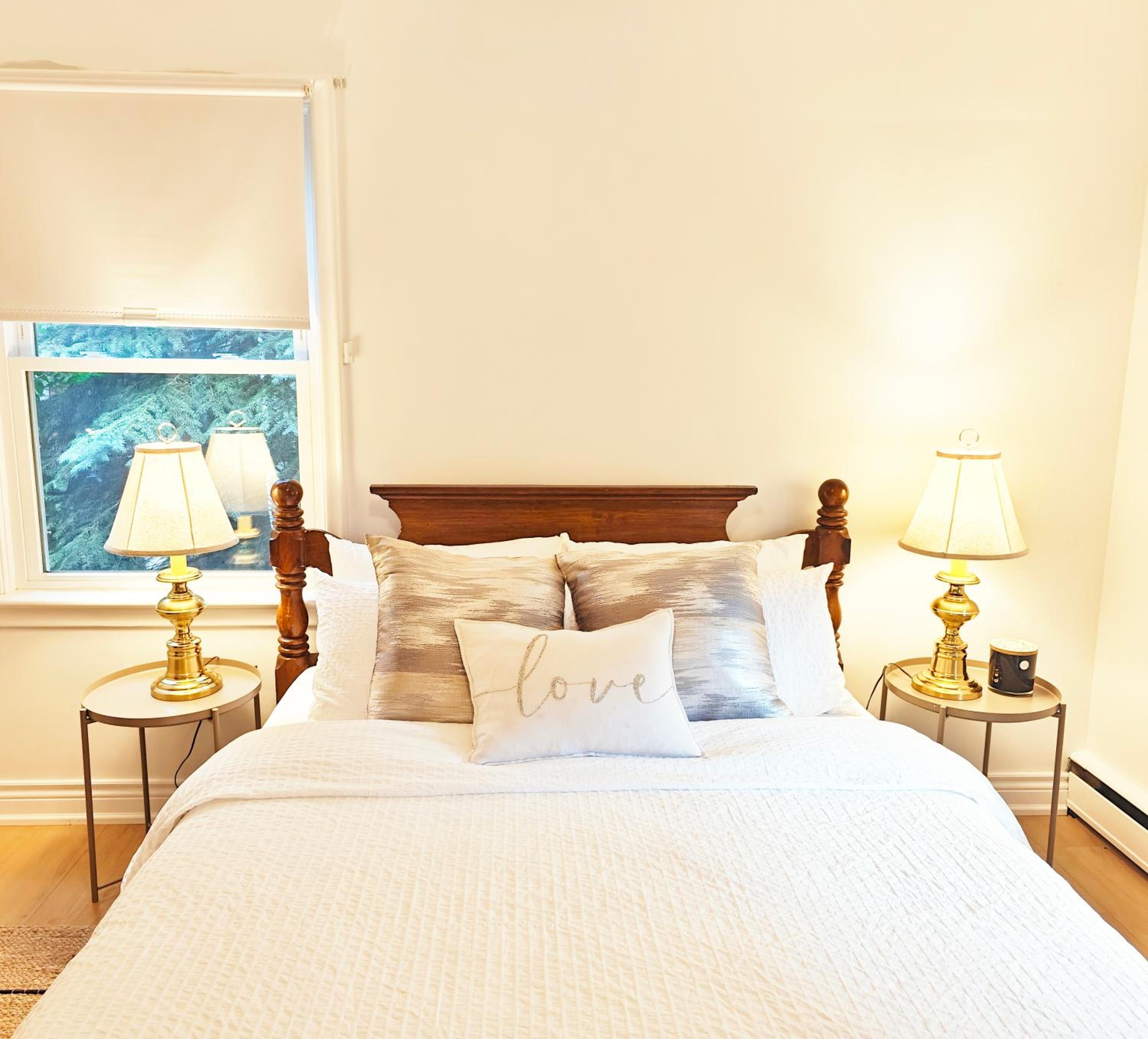 Vintage Spacious Bungalow - Walk to Lake - Property Image 6