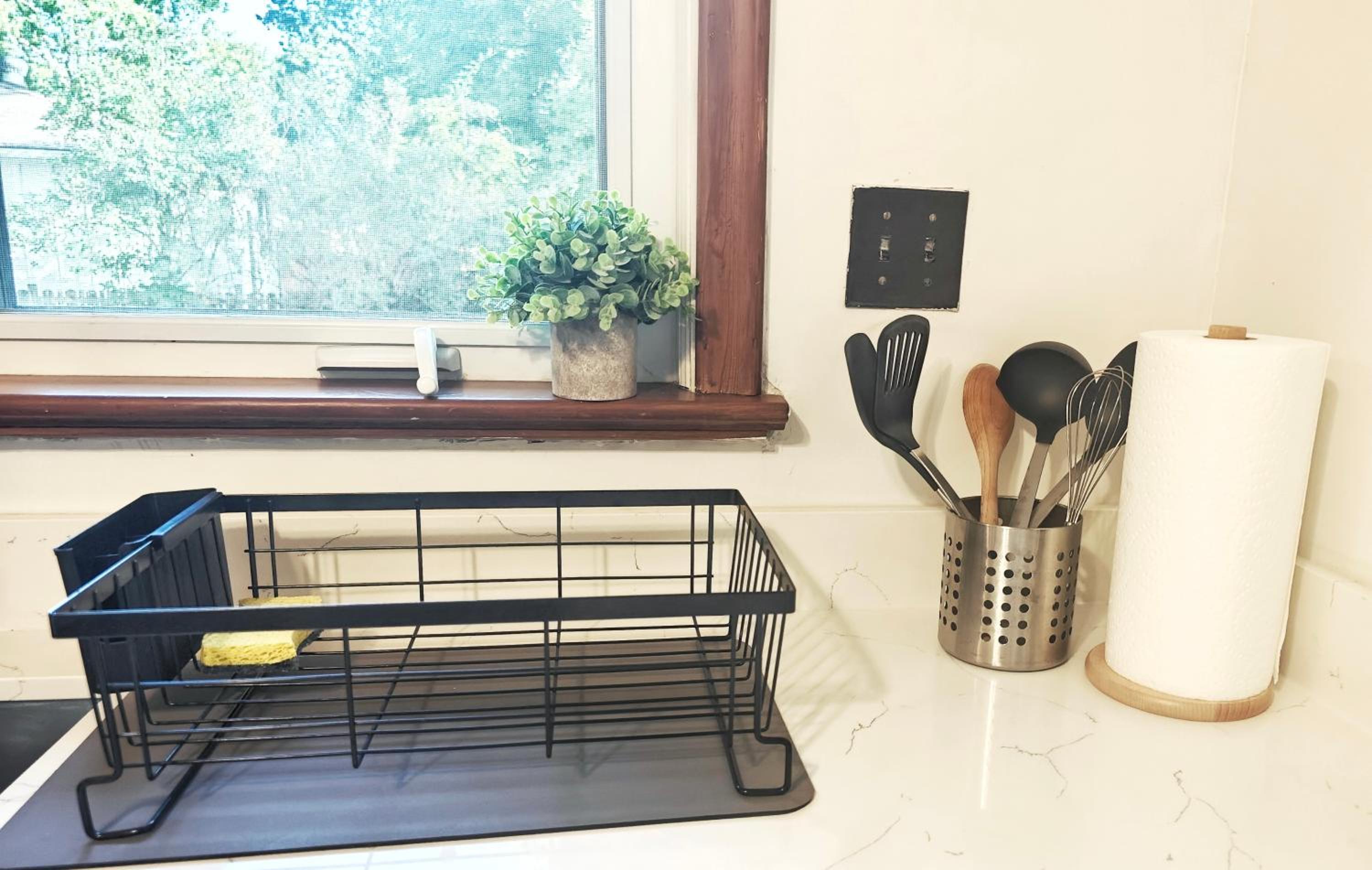 Vintage Spacious Bungalow - Walk to Lake - Property Image 50