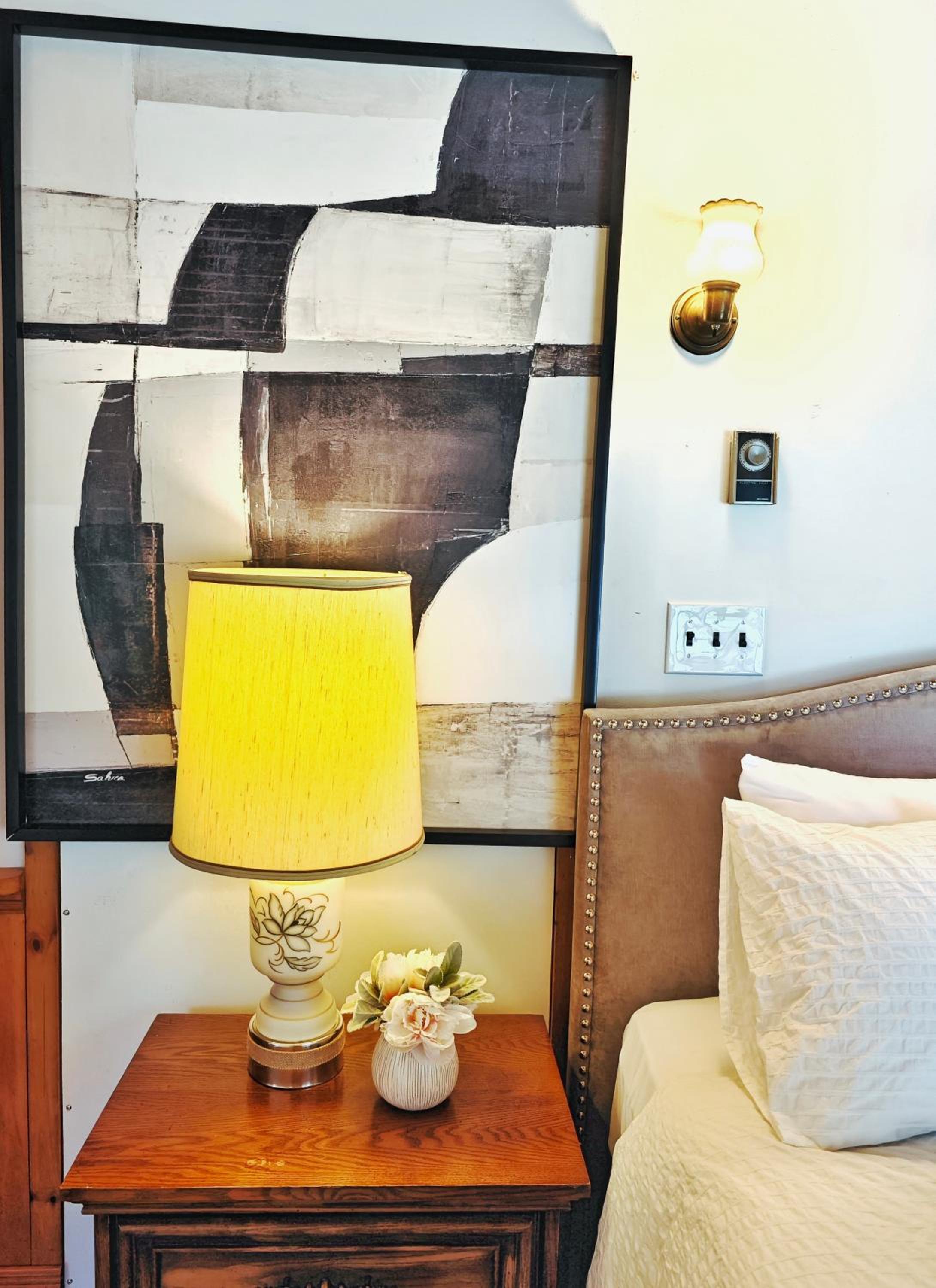 Vintage Spacious Bungalow - Walk to Lake - Property Image 54